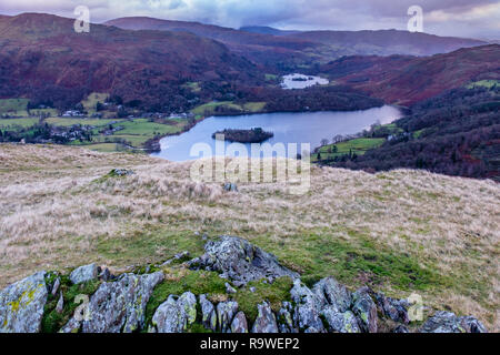 Grasmere et Rydal Water vu depuis le sommet d'argent Comment, près de Grasmere, Lake District, Cumbria Banque D'Images