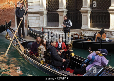 Les touristes asiatiques assister à la tour en gondole à Venise, Italie. Banque D'Images