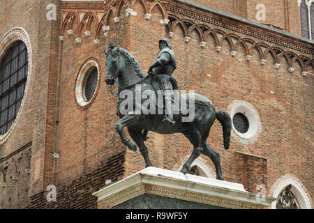 Statue équestre de Bartolomeo Colleoni exécuté par le sculpteur italien de la Renaissance Andrea del Verrocchio (1480-1488) dans la région de Campo Santi Giovanni e Paolo à Venise, Italie. Banque D'Images