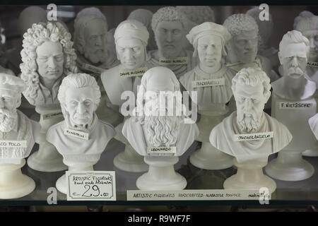 L'albâtre fait main bustes de personnes célèbres en vente dans un magasin de souvenirs à Venise, Italie. Les bustes d'Albert Einstein, Leonardo da Vinci, Michelangelo Buonarroti, Isaac Newton, Dante Alighieri, Niccolò Machiavelli, Friedrich Nietzsche et l'empereur romain Marcus Aurelius sont vus entre autres. Banque D'Images