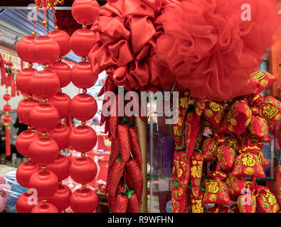 Hanging red nouvelle année cadeaux et décoration en arcade Banque D'Images