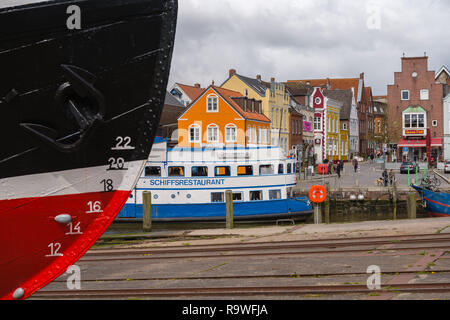 Le petit port de la ville de Husum, Frise du Nord, Schleswig-Holstein, Allemagne du Nord, en Europe Banque D'Images