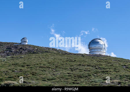 Observatoires du télescope sur le paysage à Roque de los Muchachos, La Palma, Canary Islands, Spain Banque D'Images