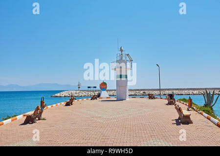 Phare sur le remblai Finikie, district d'Antalya, Turquie Banque D'Images