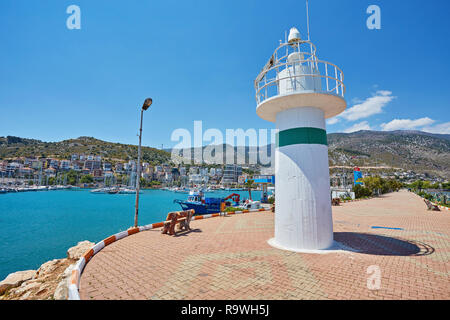 Phare sur le remblai Finikie, district d'Antalya, Turquie Banque D'Images