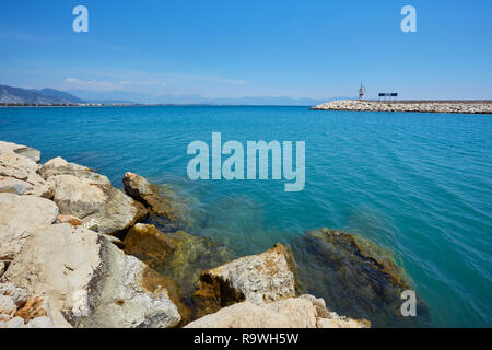 Phare sur le remblai Finikie, district d'Antalya, Turquie Banque D'Images