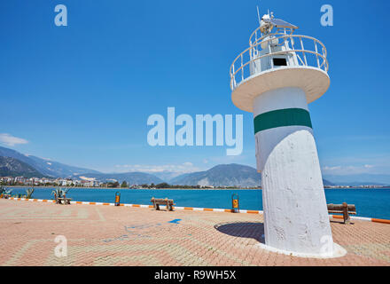 Phare sur le remblai Finikie, district d'Antalya, Turquie Banque D'Images