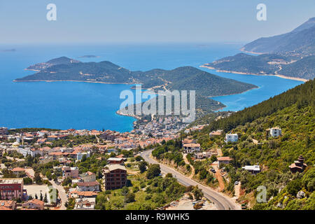 Vue aérienne de la ville de villégiature populaires Kas en Turquie Riviera turque, également connu sous le nom de Côte Turquoise clair, mer chaude, ensoleillé Banque D'Images