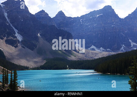 Morraine Lake est un lac alimenté par les glaciers dans le parc national de Banff dans les Rocheuses canadiennes. Banque D'Images