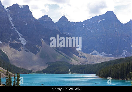 Morraine Lake est un lac alimenté par les glaciers dans le parc national de Banff dans les Rocheuses canadiennes Banque D'Images