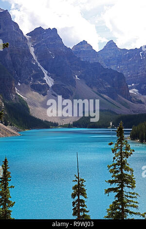 Morraine Lake est un lac alimenté par les glaciers dans le parc national de Banff dans les Rocheuses canadiennes, Banque D'Images