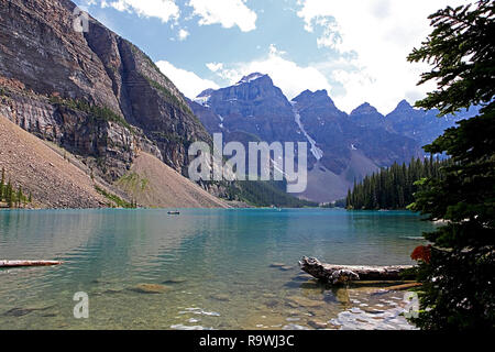 Morraine Lake est un lac alimenté par les glaciers dans le parc national de Banff dans les Rocheuses canadiennes Banque D'Images