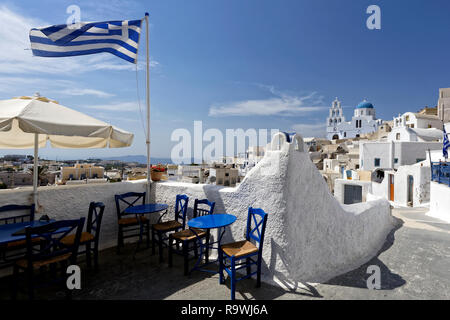 L'église de Saint blanchis (Agia) Theodosia domine le paysage du village de Pyrgos, Santorini, Grèce. L'église actuelle a été construite en 19 Banque D'Images