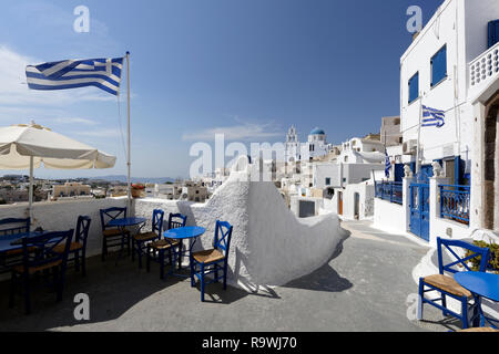 L'église de Saint blanchis (Agia) Theodosia domine le paysage du village de Pyrgos, Santorini, Grèce. L'église actuelle a été construite en 19 Banque D'Images