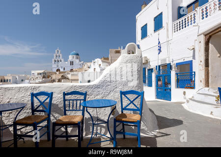 L'église de Saint blanchis (Agia) Theodosia domine le paysage du village de Pyrgos, Santorini, Grèce. L'église actuelle a été construite en 19 Banque D'Images