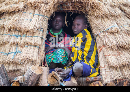 Tribu Nyangatom les garçons de vallée de l'Omo, Ethiopie Banque D'Images