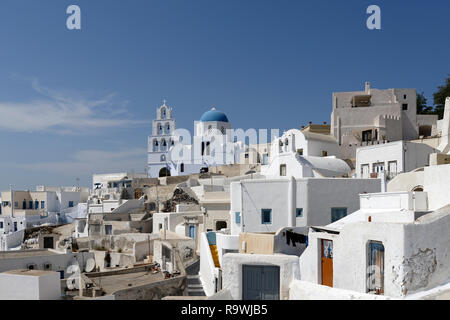 L'église de Saint blanchis (Agia) Theodosia domine le paysage du village de Pyrgos, Santorini, Grèce. L'église actuelle a été construite en 19 Banque D'Images