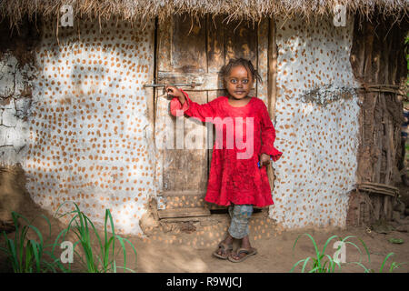 Jeune fille posant devant sa hutte au village de la tribu d'Ari de vallée de l'Omo, Ethiopie Banque D'Images