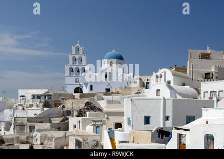 L'église de Saint blanchis (Agia) Theodosia domine le paysage du village de Pyrgos, Santorini, Grèce. L'église actuelle a été construite en 19 Banque D'Images