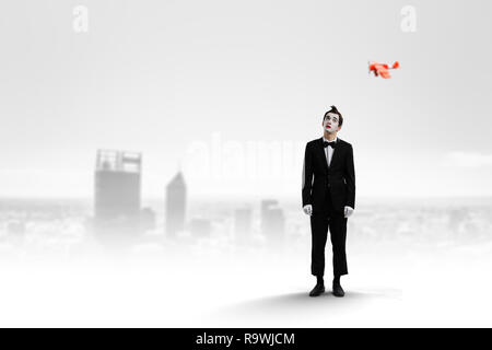 Jeune homme mime. Technique mixte Banque D'Images