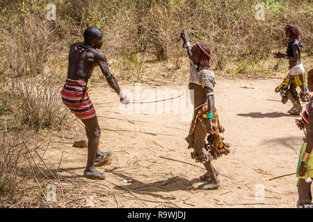 Cérémonie de la tribu Hamar et fouetter de Lojira Village de vallée de l'Omo, Ethiopie Banque D'Images