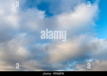 Close up de tôt le matin à travers la dérive des nuages ciel bleu. Banque D'Images