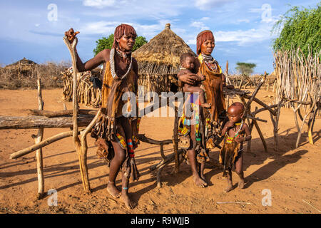 Village de la tribu Hamar de Gurdo en vallée de l'Omo, Ethiopie Banque D'Images