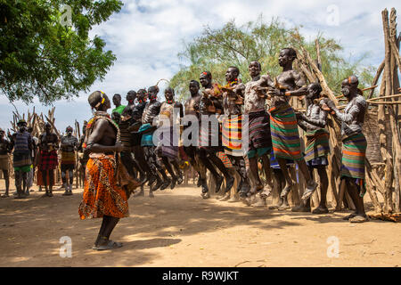 Tribu Kara cérémonie au village de Dhs Vallée de l'Omo, Ethiopie Banque D'Images