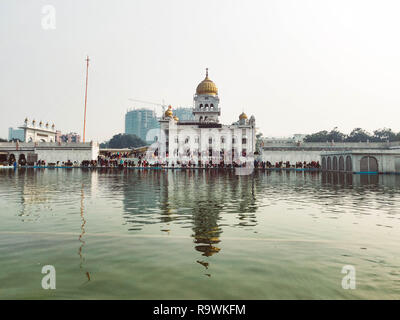 Vue sur le lac à Gurudwara Bangla Sahib, New Delhi Banque D'Images