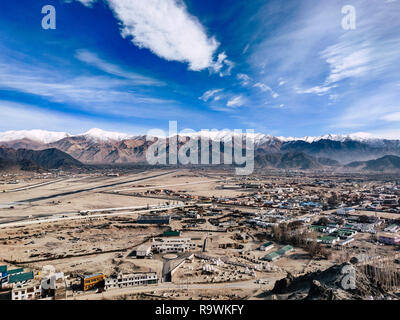 Vue sur la ville de Leh monastère Spituk Banque D'Images