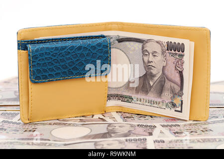 Etui en cuir et dix mille yen japonais sur fond blanc Banque D'Images