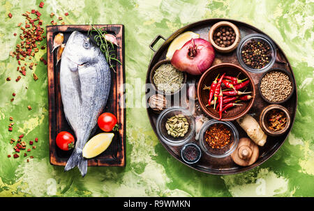 Poissons crus frais dorado avec des ingrédients pour la cuisine Banque D'Images