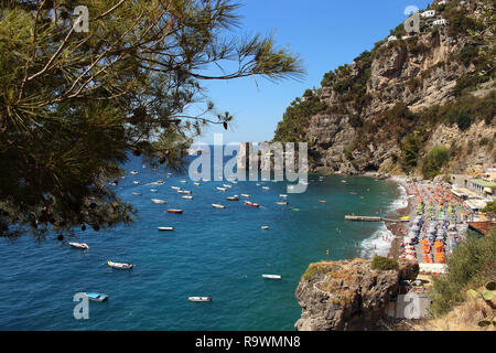 Positano est un ancien village de pêcheurs, qui est devenu l'un des plus élégants et bien connu des stations climatiques de la côte amalfitaine, qui s'élève à Banque D'Images