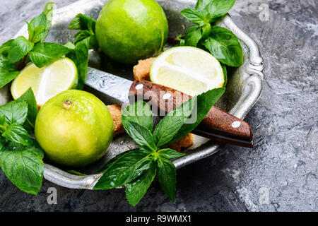 Ingrédients pour lime mojito, feuilles de menthe, glace Banque D'Images