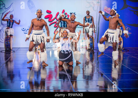 Des danseurs sud-africains d'Amazebra folklore Dance ensemble se produisent au festival de la danse maskdance qui s'est tenu à Andong, en Corée du Sud Banque D'Images