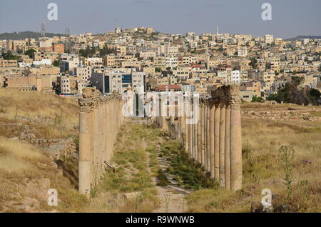 Les anciennes ruines de Jerash Jerash moderne de jour avec ville en arrière-plan. Banque D'Images