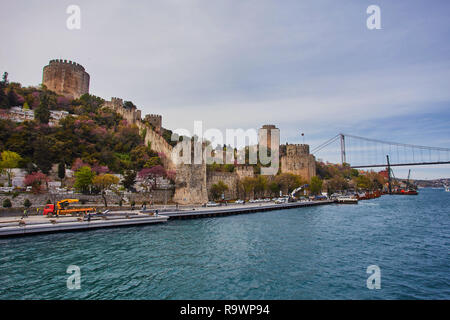 Rumelian château dans le détroit du Bosphore Côte de la ville d'Istanbul, Turquie Banque D'Images