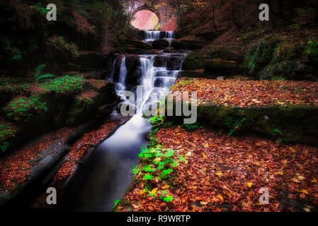 Pont de pierre sous une cascade dans la montagne des Rhodopes près de Sitovo village, Bulgarie, Europe, la photographie de l'automne Banque D'Images