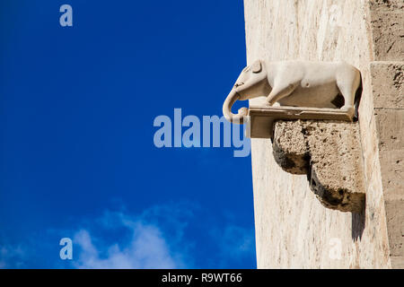 L'éléphant en pierre qui sort d'anciens murs en pierre calcaire d'un château à Cagliari en Italie Banque D'Images