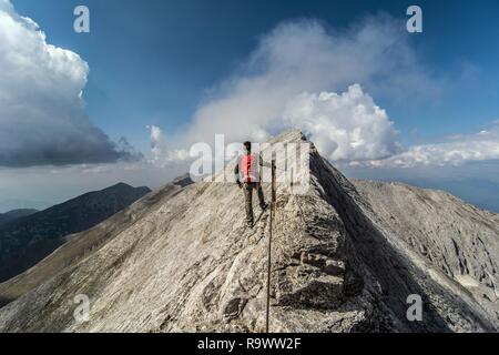 La vie sur le bord . L'homme est la randonnée sur 'le cheval', avancer dans la montagne de Pirin, Bulgarie, Europe Banque D'Images