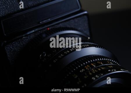 Gros plan du shutterspeed et bague d'ouverture sur l'objectif de l'obturateur d'un appareil-photo de film de format moyen vintage. Banque D'Images