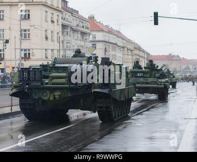 Rue européenne, Prague-October 28, 2018 : Des soldats de l'armée tchèque sont équitation véhicule blindé de dépannage VT-72M4 CZ le défilé militaire, le 28 octobre, 201 Banque D'Images