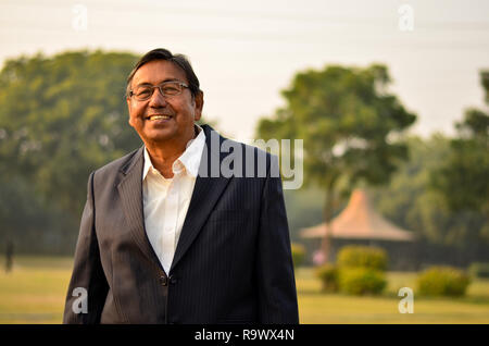 Happy Indian homme portant un costume standing and smiling in a park in Delhi, Inde Banque D'Images