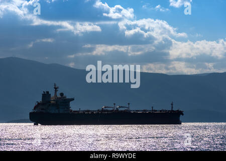 Ciel bleu sur tanker Silhouette Banque D'Images