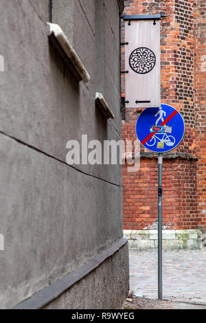 Église Saint Pierre fragment. Signe de route Fin de chemin pour piétons et cyclistes dans le Vieux Riga, Lettonie. Street dans le centre de la vieille ville de Riga. Banque D'Images