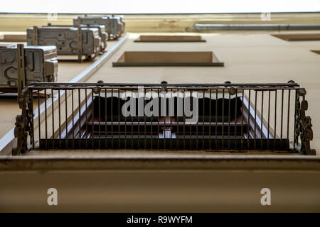 Maison vue du bas vers le ciel. Chambre avec air conditionné dans la vieille ville de Riga, Lettonie. Accueil balcon à partir de ci-dessous. Banque D'Images