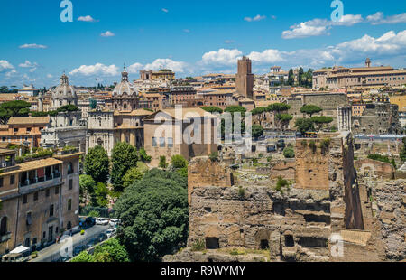 Vue sur le Temple de Divus Augustus et Capitole, à partir de la colline du Palatin, du Forum Romain, Rome, Italie Banque D'Images