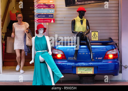 Une jeune femme en laissant une petite boutique dans le quartier branché de Bohême, Haji Lane, Kampong Glam, de Singapour, d'une ruelle avec ses bars, restaurants et magasins Banque D'Images