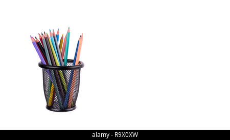 Crayons de couleur dans une trousse sur fond blanc Banque D'Images