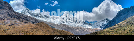 La chaîne de montagnes de l'Alpamayo au Pérou est connue comme la 'plus belle montagne au monde'. Banque D'Images